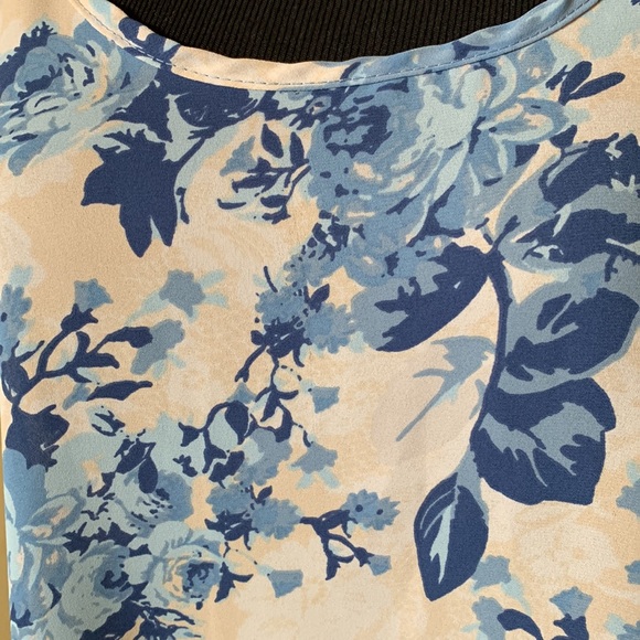 Soprano Lightweight strappy sheer spaghetti strap tank. Size Small - Picture 3 of 4